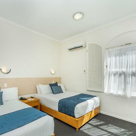 Ramada By Wyndham, Hamilton City Center Extérieur photo