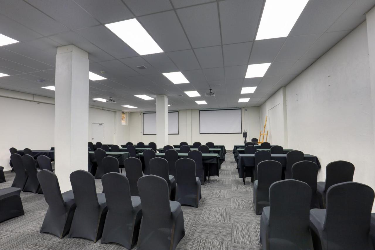 Ramada By Wyndham, Hamilton City Center Extérieur photo