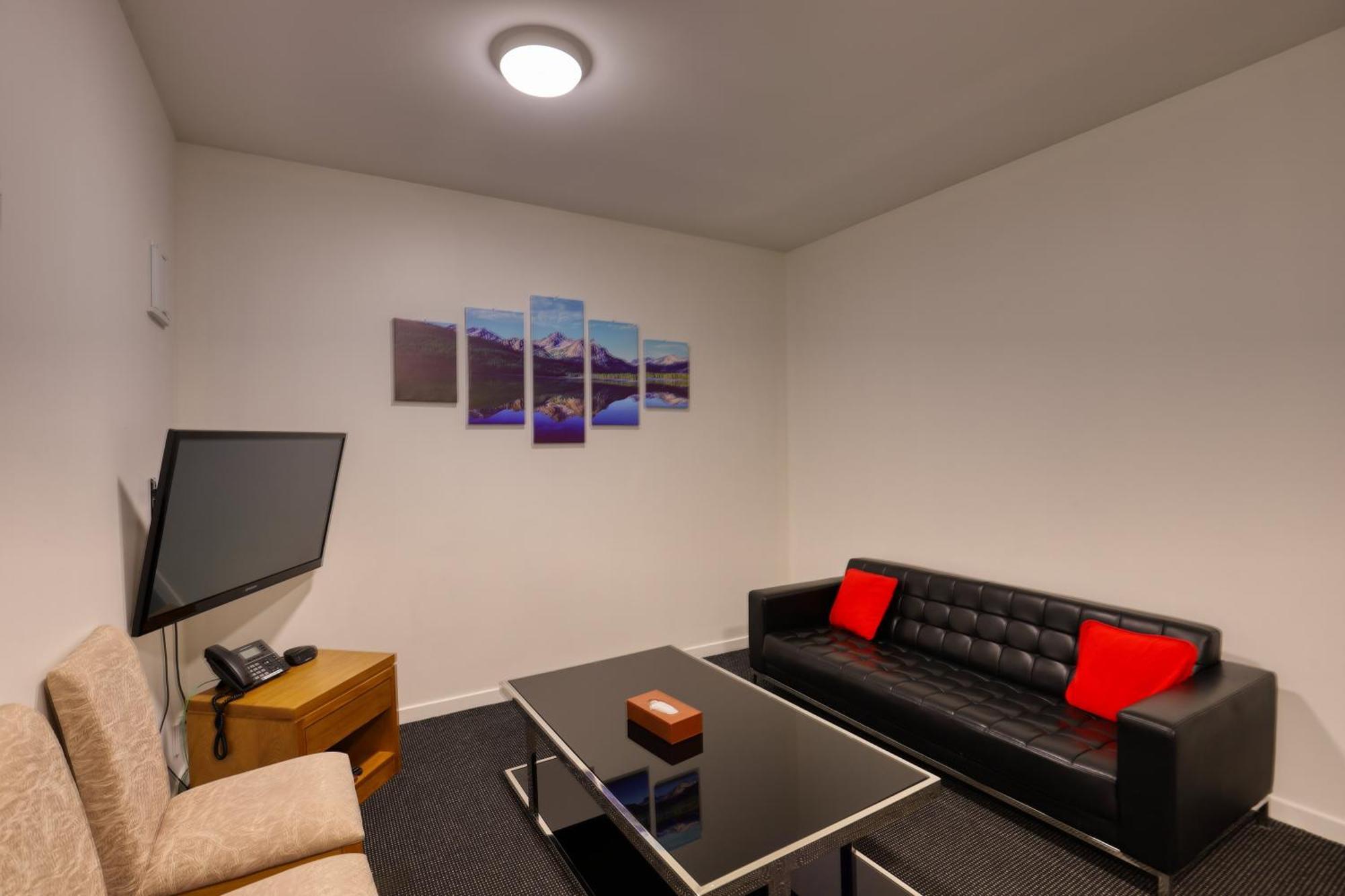 Ramada By Wyndham, Hamilton City Center Extérieur photo