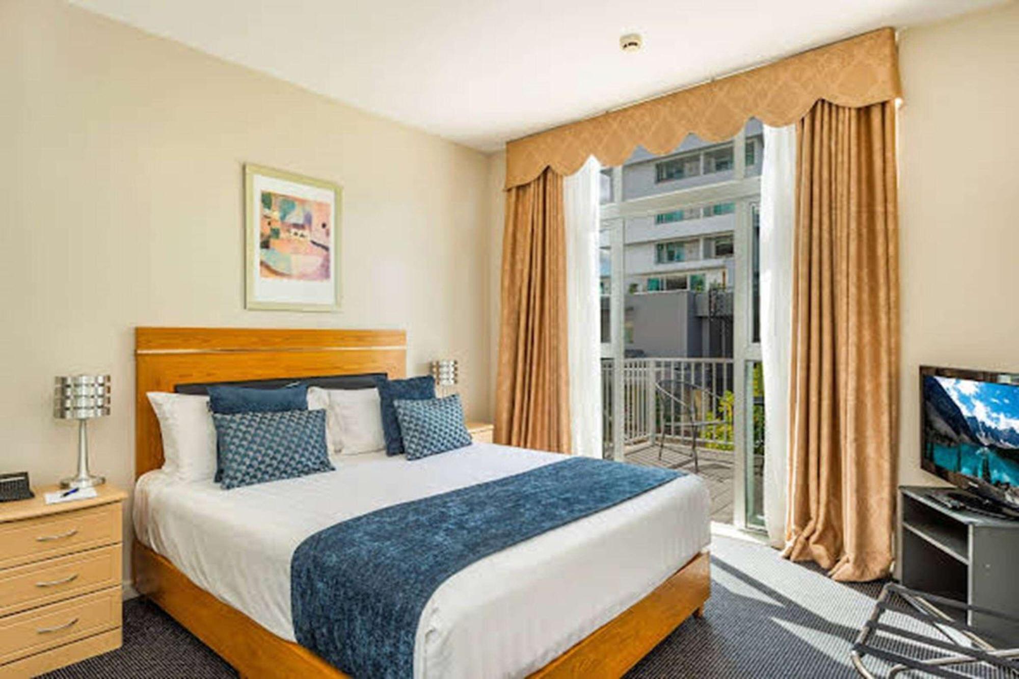 Ramada By Wyndham, Hamilton City Center Extérieur photo
