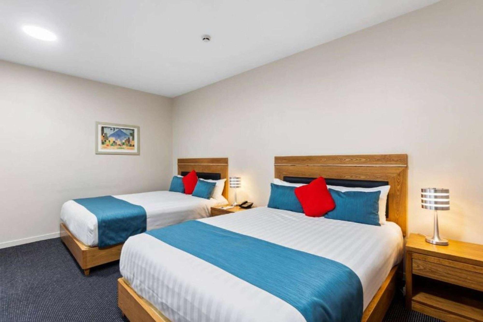 Ramada By Wyndham, Hamilton City Center Extérieur photo