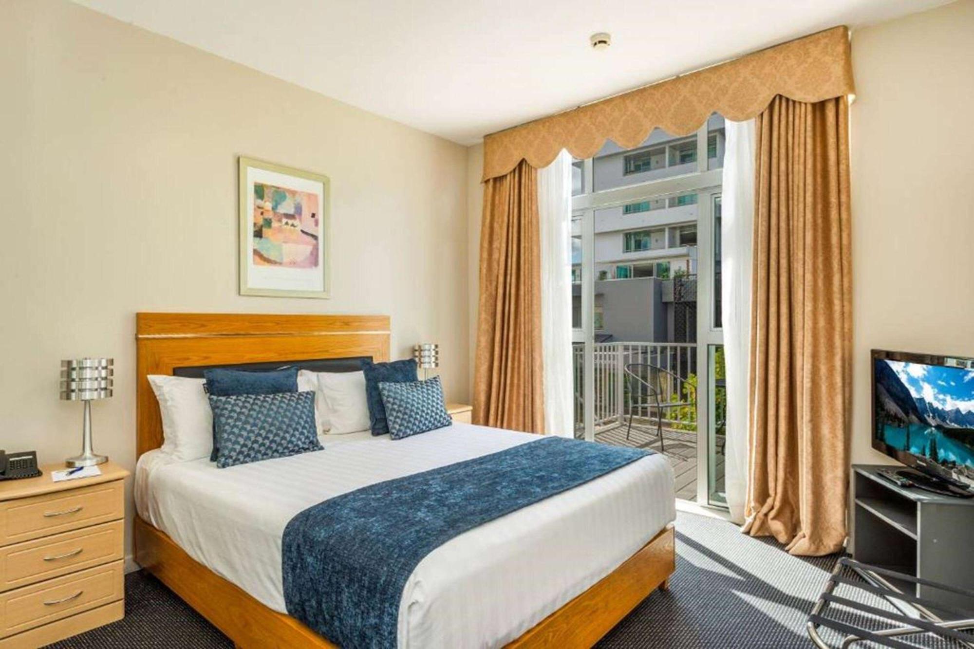 Ramada By Wyndham, Hamilton City Center Extérieur photo
