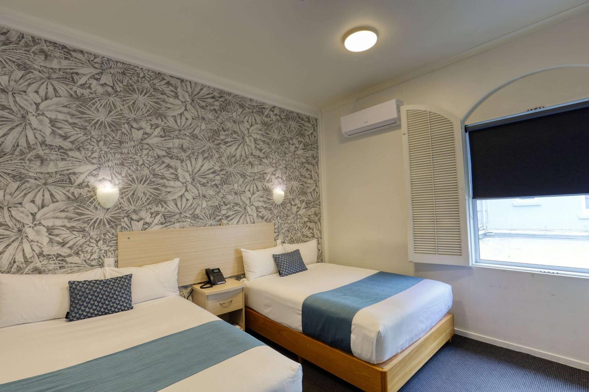 Ramada By Wyndham, Hamilton City Center Extérieur photo