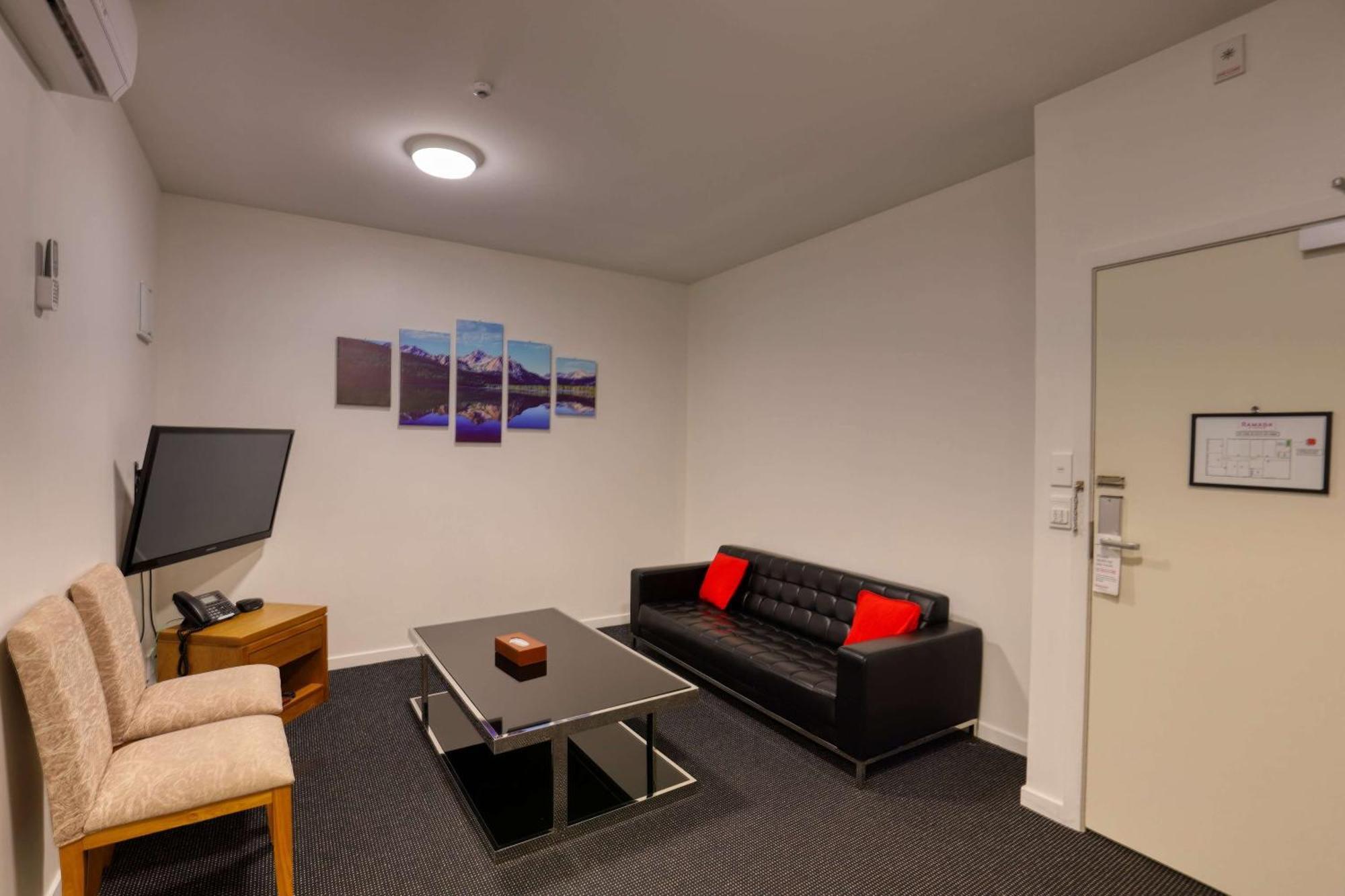 Ramada By Wyndham, Hamilton City Center Extérieur photo