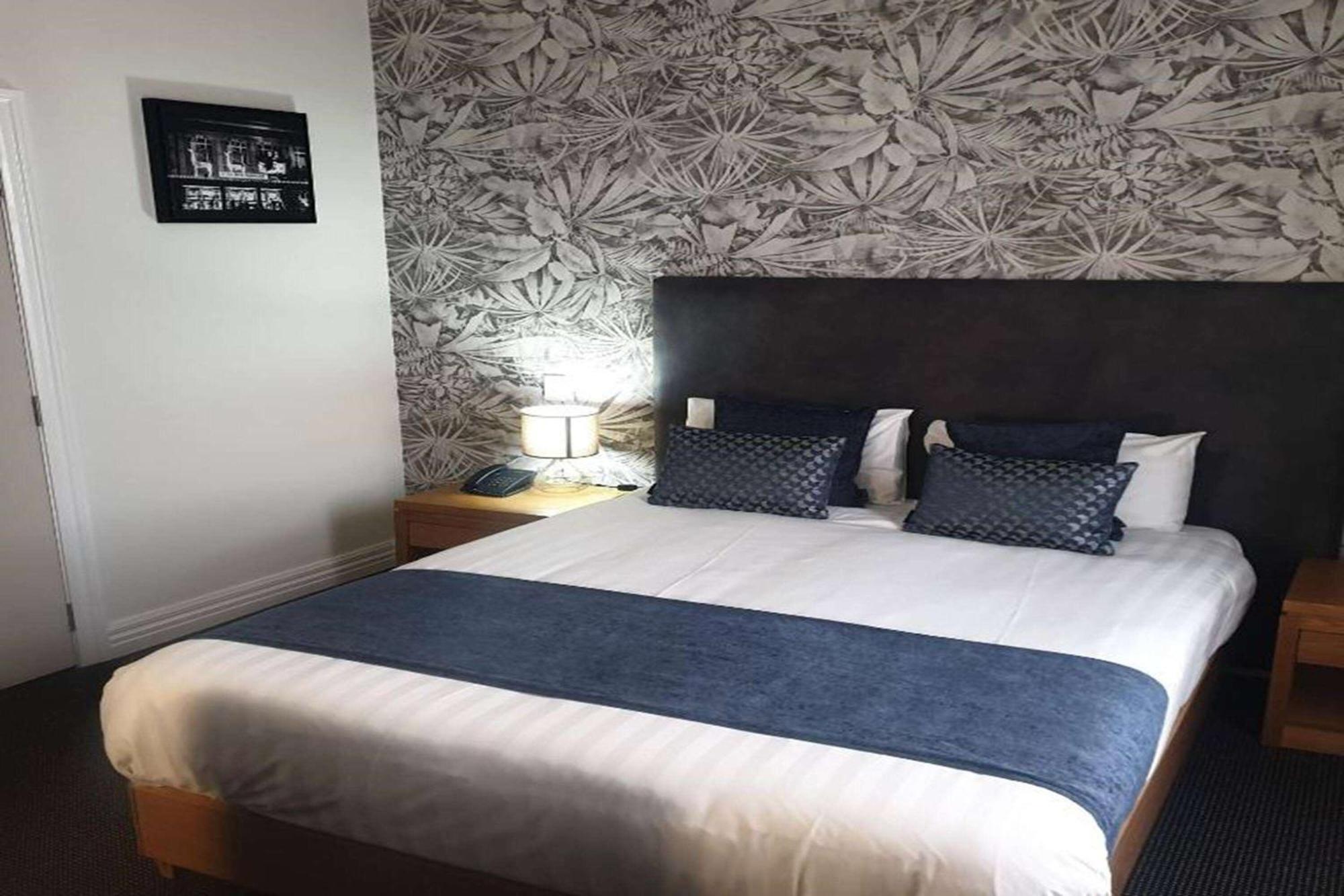 Ramada By Wyndham, Hamilton City Center Extérieur photo