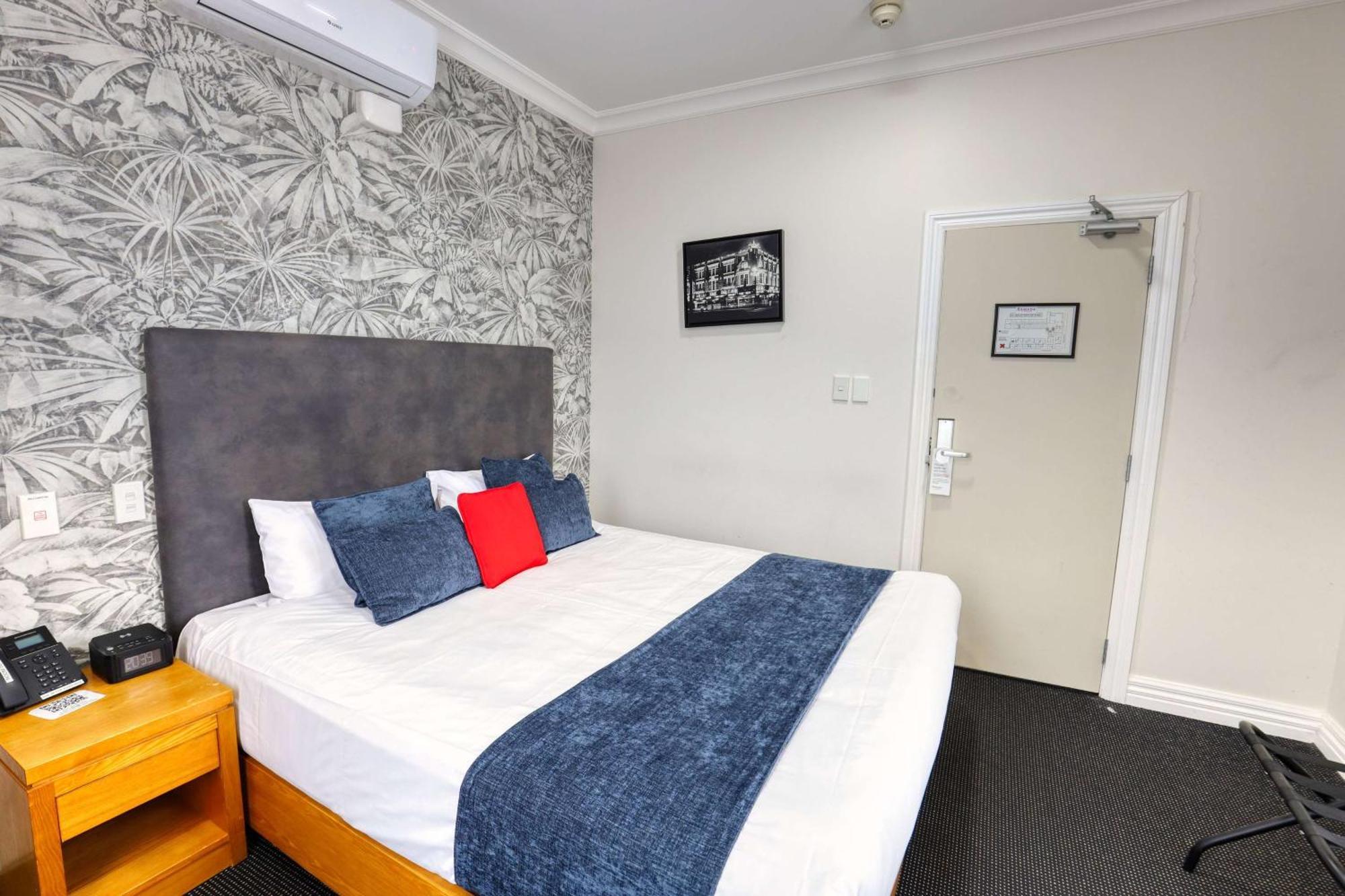 Ramada By Wyndham, Hamilton City Center Extérieur photo
