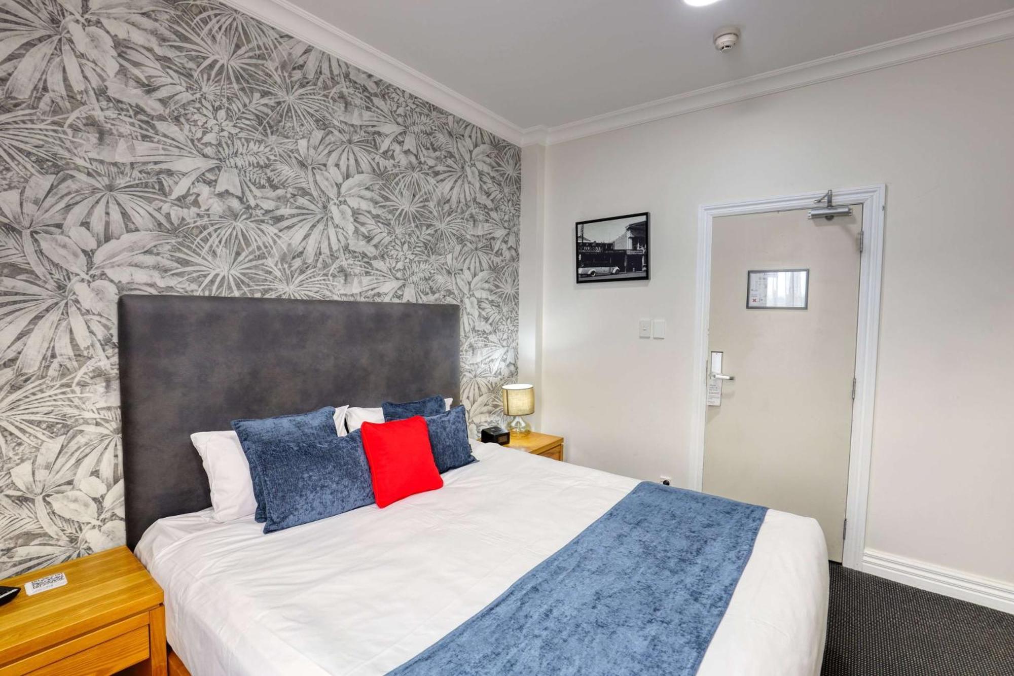 Ramada By Wyndham, Hamilton City Center Extérieur photo