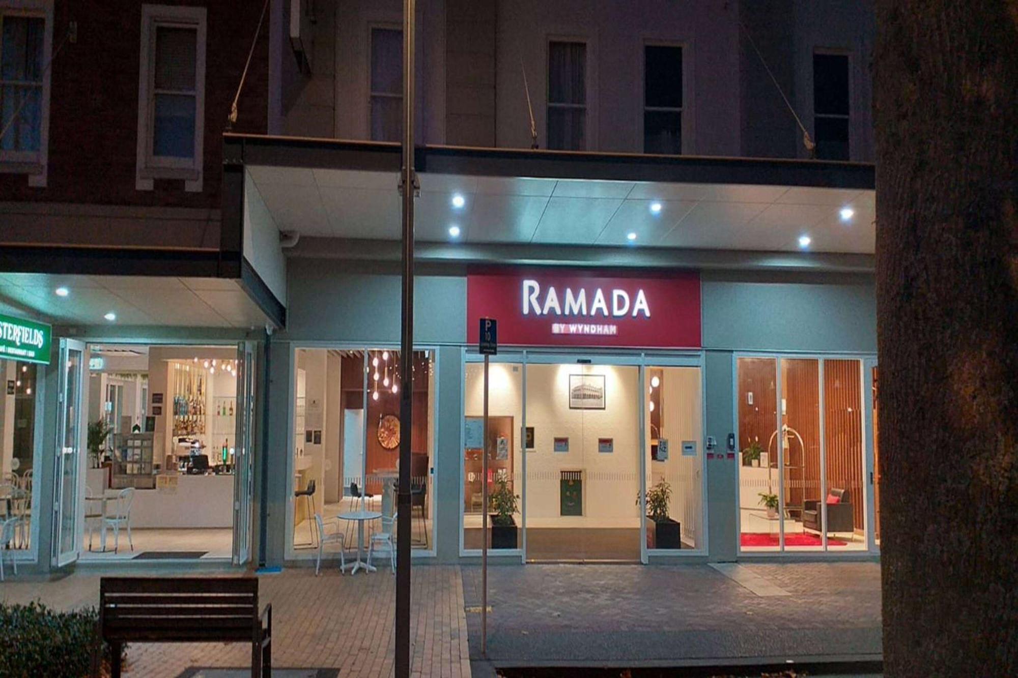 Ramada By Wyndham, Hamilton City Center Extérieur photo