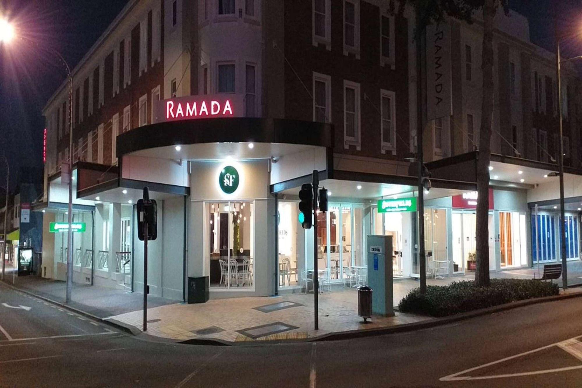 Ramada By Wyndham, Hamilton City Center Extérieur photo