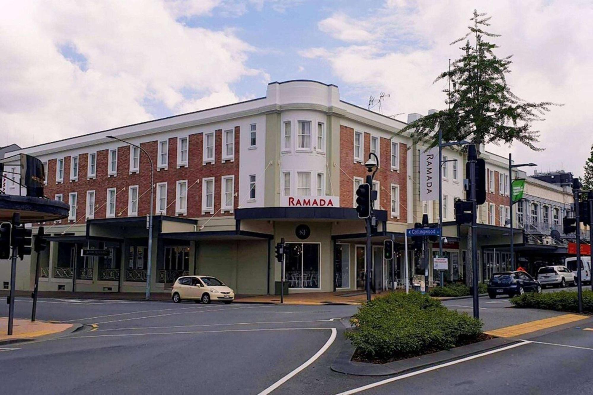 Ramada By Wyndham, Hamilton City Center Extérieur photo