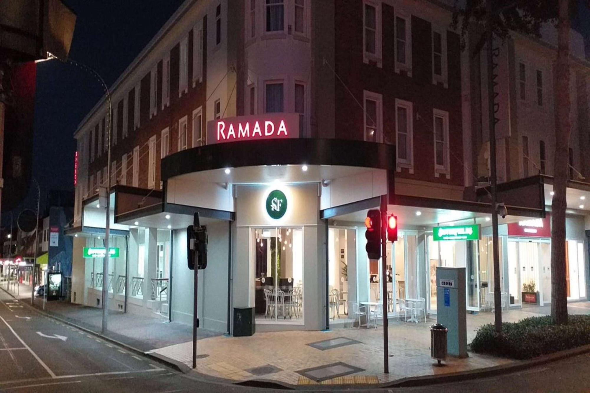 Ramada By Wyndham, Hamilton City Center Extérieur photo