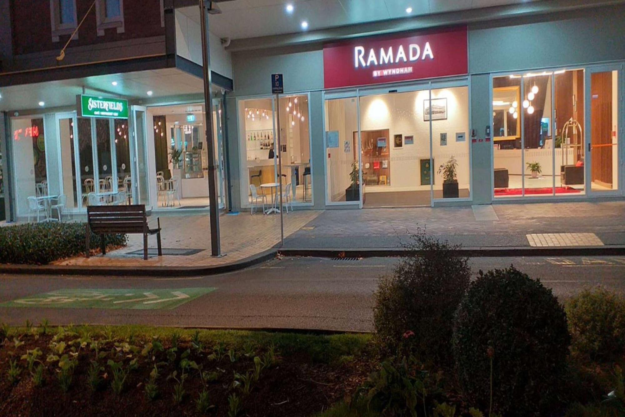 Ramada By Wyndham, Hamilton City Center Extérieur photo