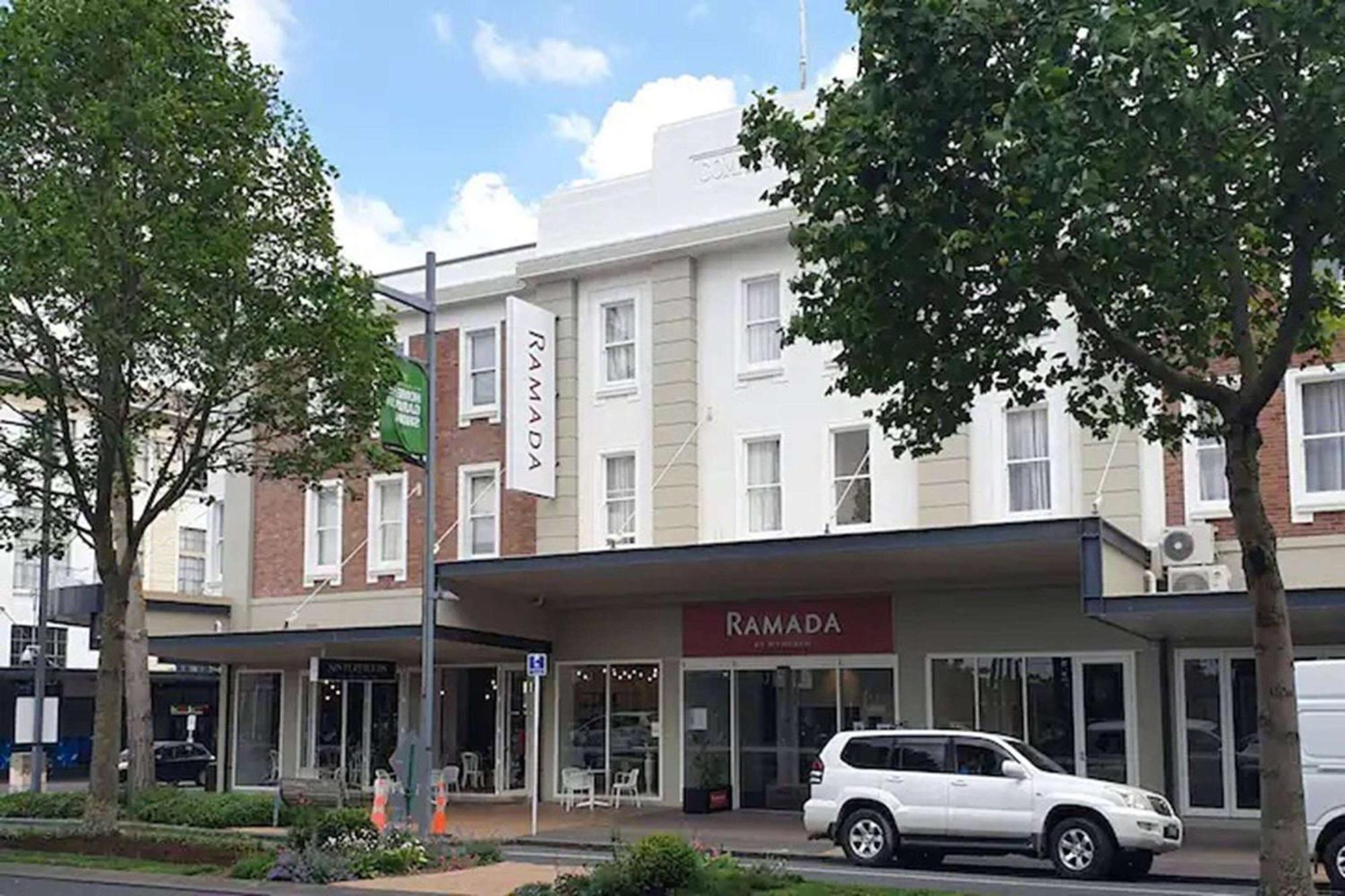 Ramada By Wyndham, Hamilton City Center Extérieur photo