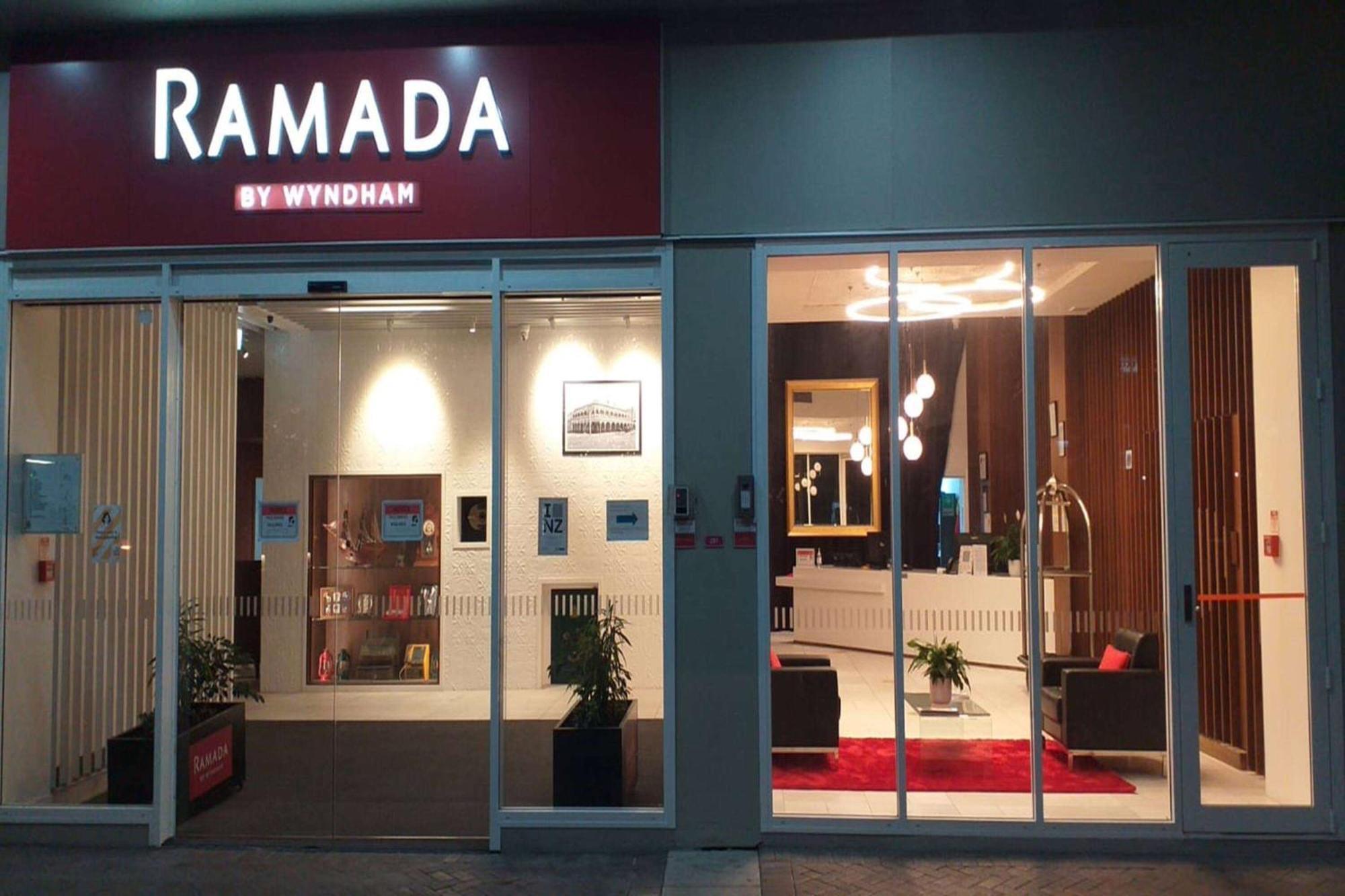 Ramada By Wyndham, Hamilton City Center Extérieur photo
