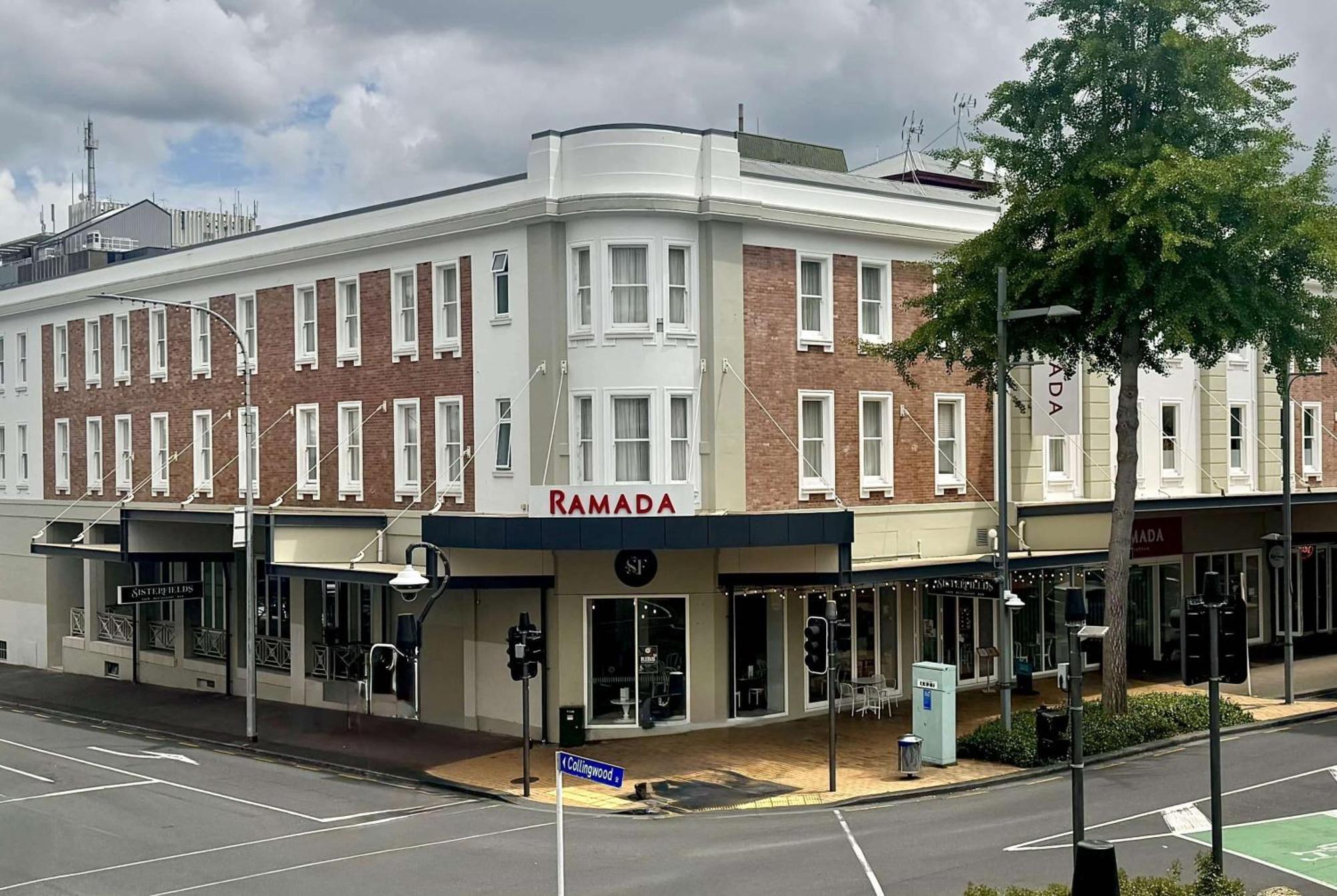 Ramada By Wyndham, Hamilton City Center Extérieur photo
