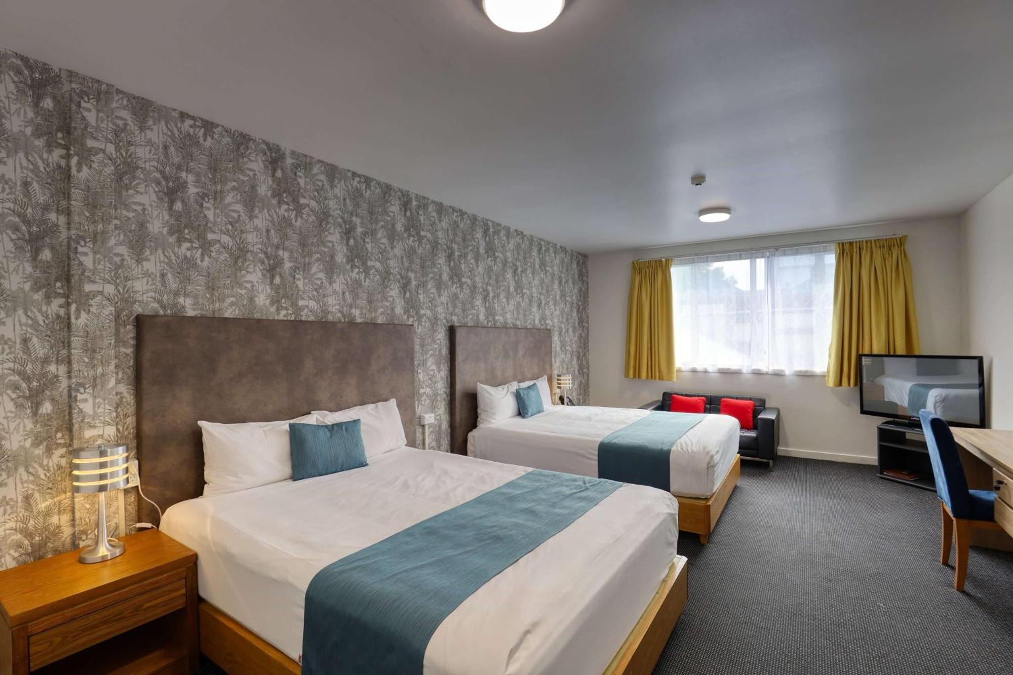 Ramada By Wyndham, Hamilton City Center Extérieur photo
