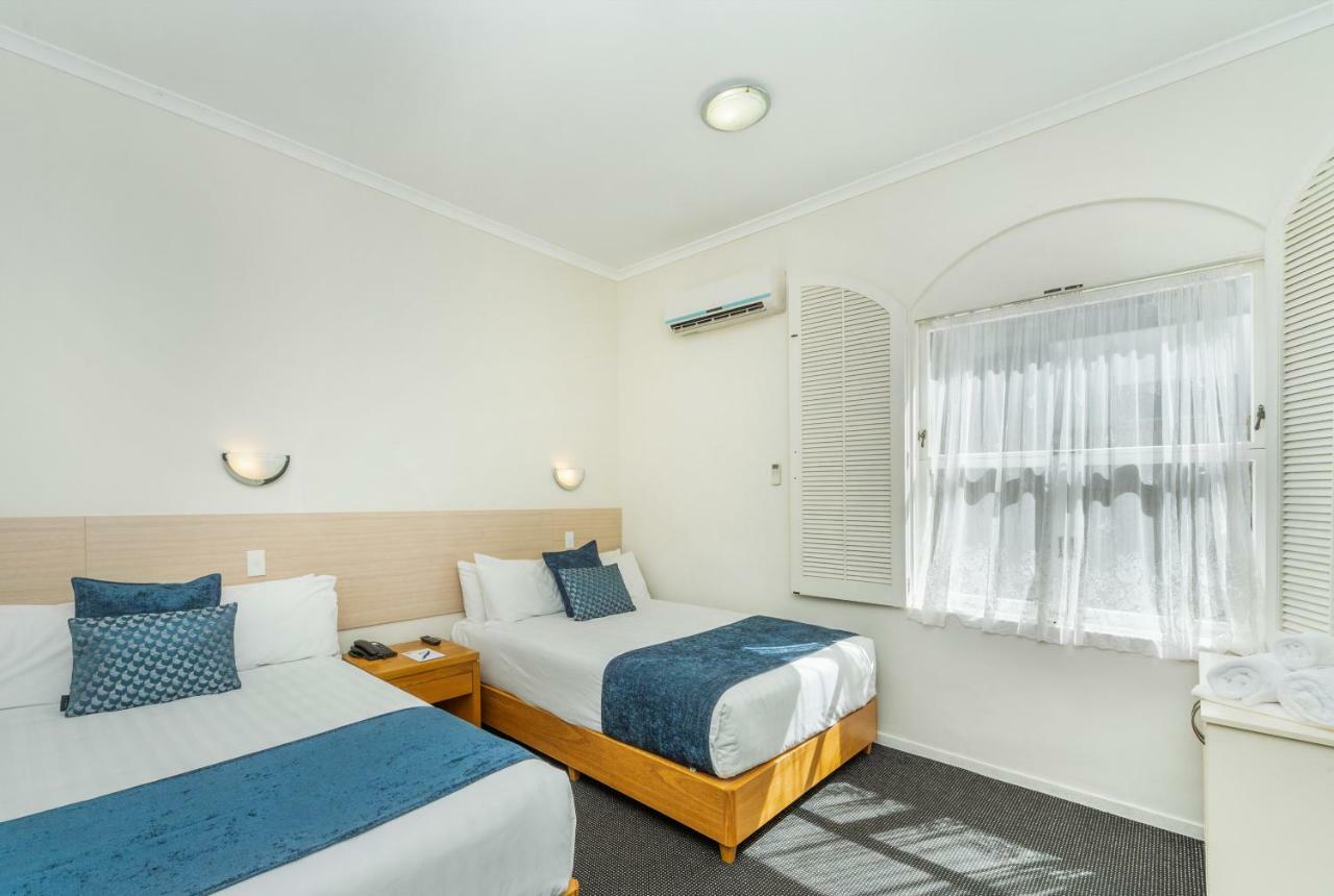 Ramada By Wyndham, Hamilton City Center Extérieur photo